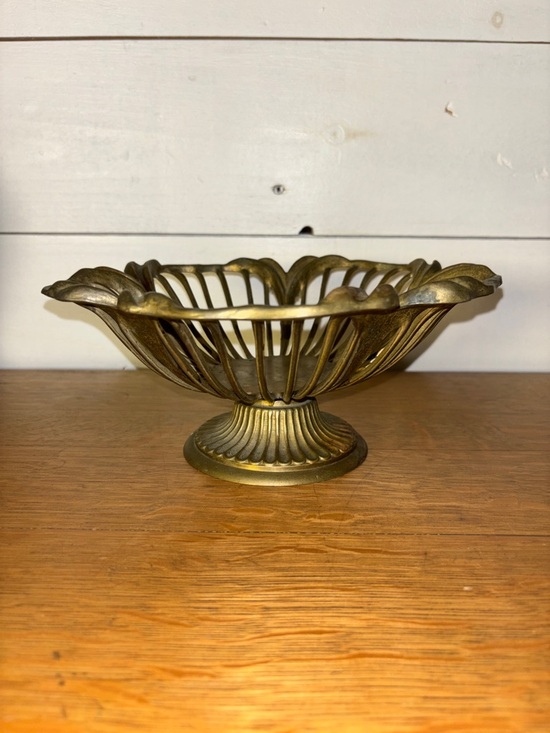 VINTAGE BRASS FRUIT BOWL Gold Tone Pedestal Ornate Metal Dish - Picture 2 of 9